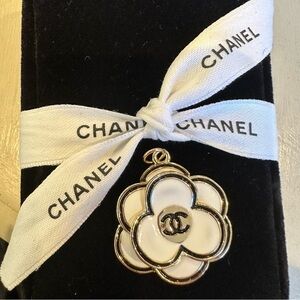 - Chanel Gold Tone Metal Zipper Pull Button With White And Black Enamal Ch…